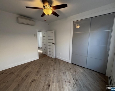 695 Elm - Photo Thumbnail 7