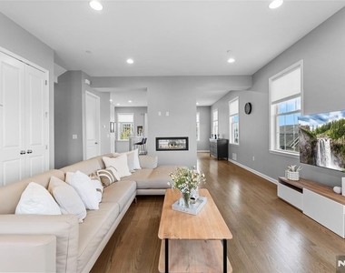 289 Bradley - Photo Thumbnail 11
