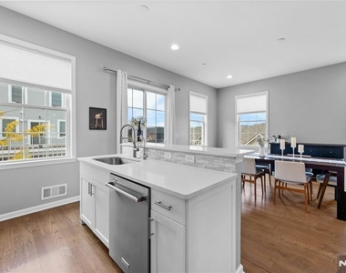 289 Bradley - Photo Thumbnail 18