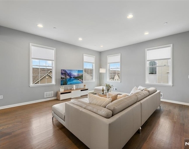 289 Bradley - Photo Thumbnail 10