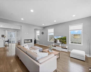 289 Bradley - Photo Thumbnail 12
