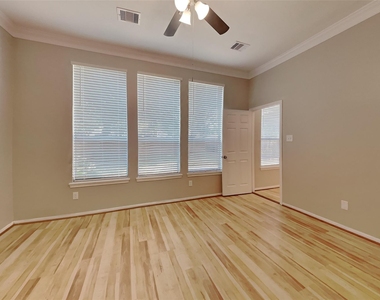 4731 Silverlake Drive - Photo Thumbnail 6