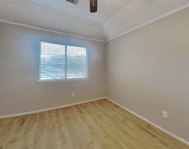 4731 Silverlake Drive - Photo Thumbnail 13
