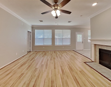 4731 Silverlake Drive - Photo Thumbnail 2