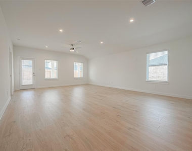 3918 Winterbourne Way - Photo Thumbnail 7