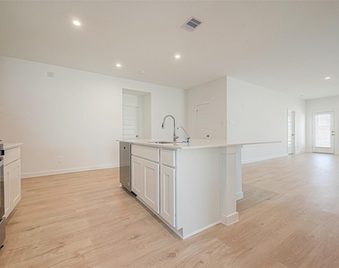 3918 Winterbourne Way - Photo Thumbnail 8