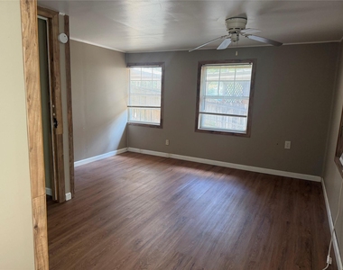 5912 Skylane Drive - Photo Thumbnail 4