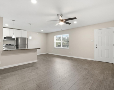 201 S Kansas Avenue - Photo Thumbnail 4