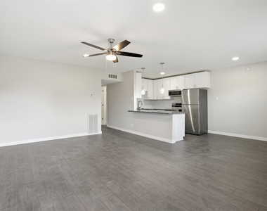 201 S Kansas Avenue - Photo Thumbnail 2
