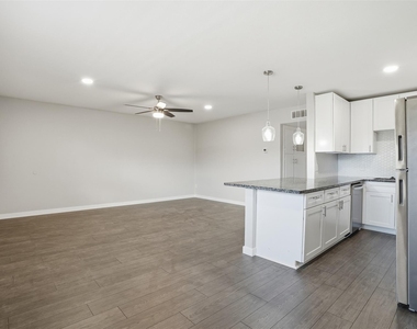 201 S Kansas Avenue - Photo Thumbnail 3