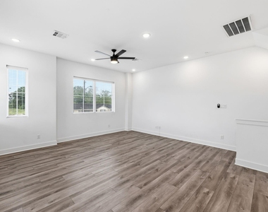 1404 Mansfield Street - Photo Thumbnail 4