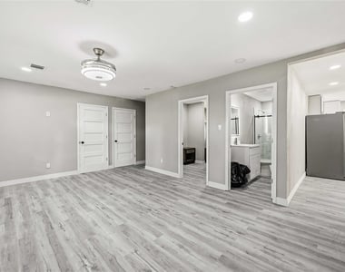 9210 Crestview Drive - Photo Thumbnail 4