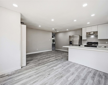 9210 Crestview Drive - Photo Thumbnail 3
