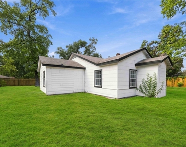 9210 Crestview Drive - Photo Thumbnail 5
