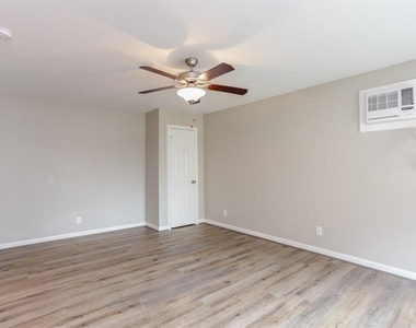 808 1/2 W Main Street - Photo Thumbnail 2