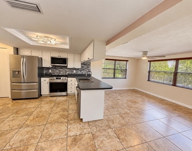 7225 Isle Drive - Photo Thumbnail 8