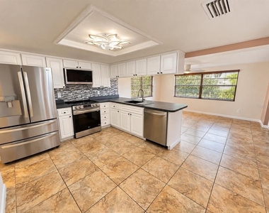 7225 Isle Drive - Photo Thumbnail 9