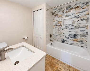 7225 Isle Drive - Photo Thumbnail 15