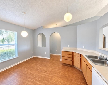 6077 Roble Avenue - Photo Thumbnail 4