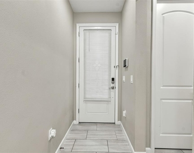 591 Lake Smart Boulevard - Photo Thumbnail 4