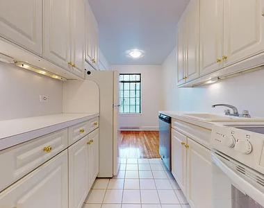 1 Christopher Street - Photo Thumbnail 11