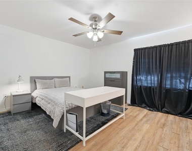 2216 Stonington Avenue - Photo Thumbnail 20