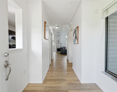 2216 Stonington Avenue - Photo Thumbnail 8