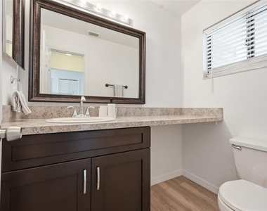 2216 Stonington Avenue - Photo Thumbnail 29