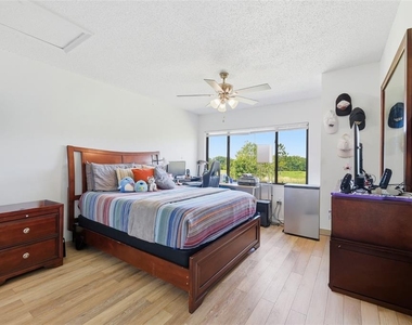 2216 Stonington Avenue - Photo Thumbnail 26