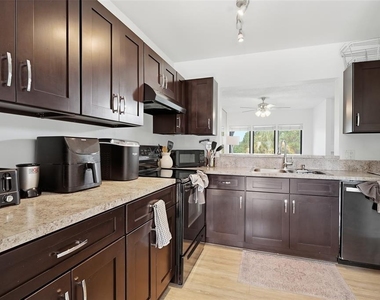 2216 Stonington Avenue - Photo Thumbnail 10