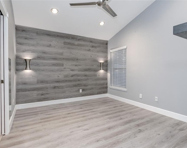 307 Woodbay Court - Photo Thumbnail 5