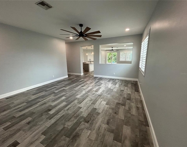 25427 Doredo Drive - Photo Thumbnail 5