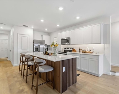 6404 Silverstar Drive - Photo Thumbnail 10