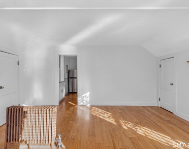 78 Waverly Avenue - Photo Thumbnail 13