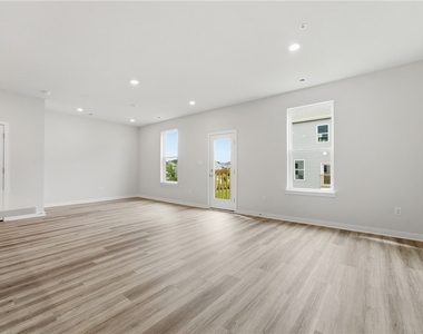 1005 Darcy Dr - Photo Thumbnail 8