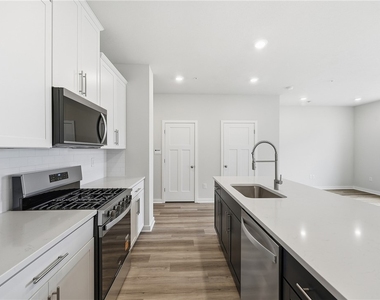 1005 Darcy Dr - Photo Thumbnail 11