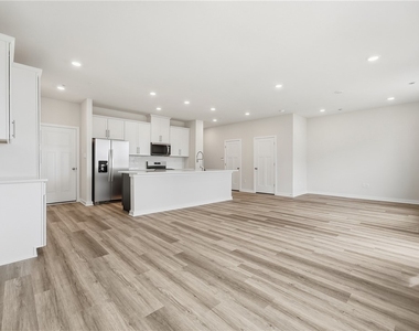 1005 Darcy Dr - Photo Thumbnail 7
