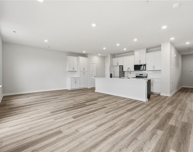 1005 Darcy Dr - Photo Thumbnail 6