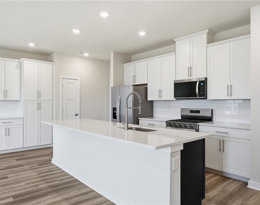 1007 Darcy Dr - Photo Thumbnail 6