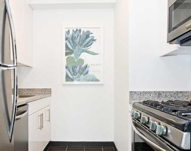 West 37th Street - Photo Thumbnail 2