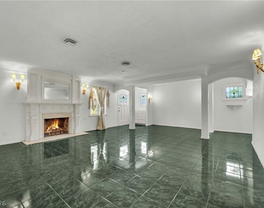 1250 Shadow Lane - Photo Thumbnail 11