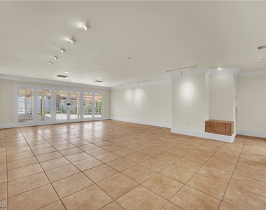 1250 Shadow Lane - Photo Thumbnail 10