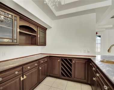 1250 Shadow Lane - Photo Thumbnail 6