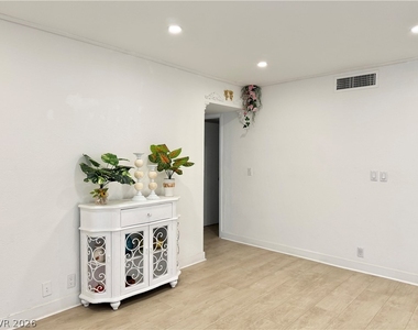 575 S Royal Crest Circle - Photo Thumbnail 2