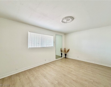 575 S Royal Crest Circle - Photo Thumbnail 22