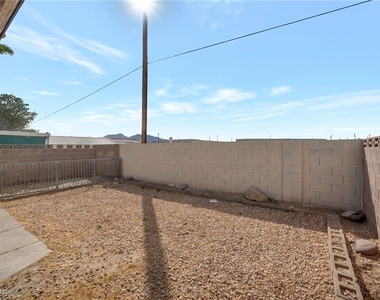 4427 Faberge Avenue - Photo Thumbnail 14