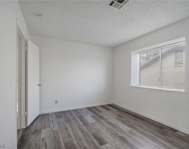 4427 Faberge Avenue - Photo Thumbnail 11
