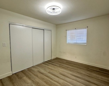 2121 Oceanus Lane - Photo Thumbnail 8