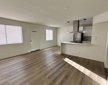 2121 Oceanus Lane - Photo Thumbnail 4