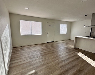 2121 Oceanus Lane - Photo Thumbnail 3